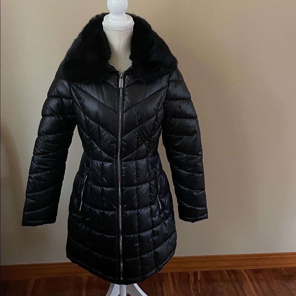 Kenneth Cole Women's Black Puffer Coat w/ zip on faux fur collar, size small EUC